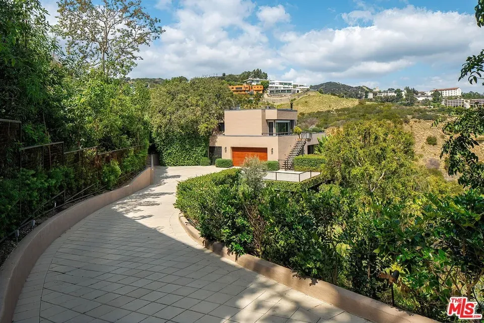 5 Bed 4 Bath Traditional Suburban Family Home in Los Angeles, CA - 3
