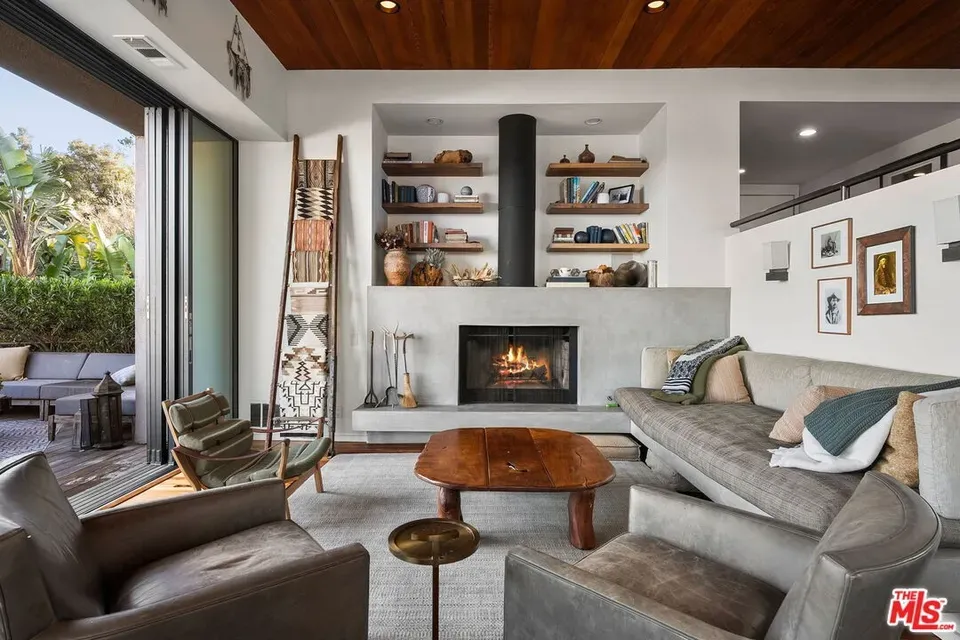 5 Bed 4 Bath Traditional Suburban Family Home in Los Angeles, CA - 4