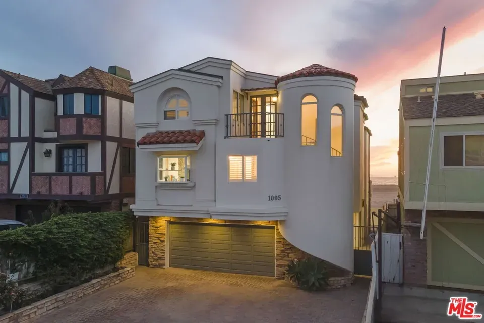 5 Bed 4 Bath Traditional Suburban Family Home in Oxnard, CA - 2