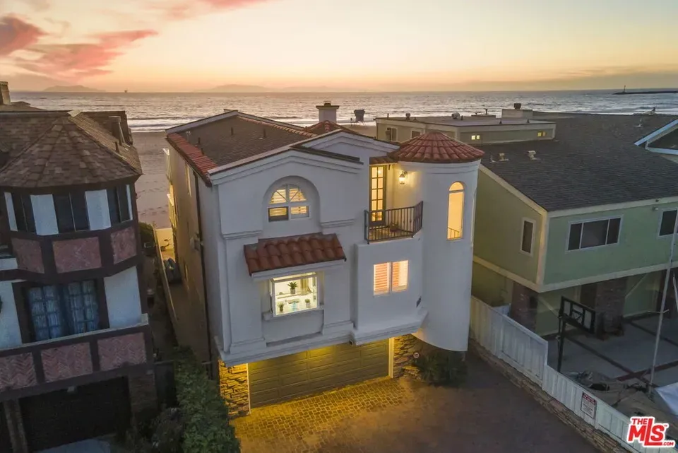 5 Bed 4 Bath Traditional Suburban Family Home in Oxnard, CA - 3