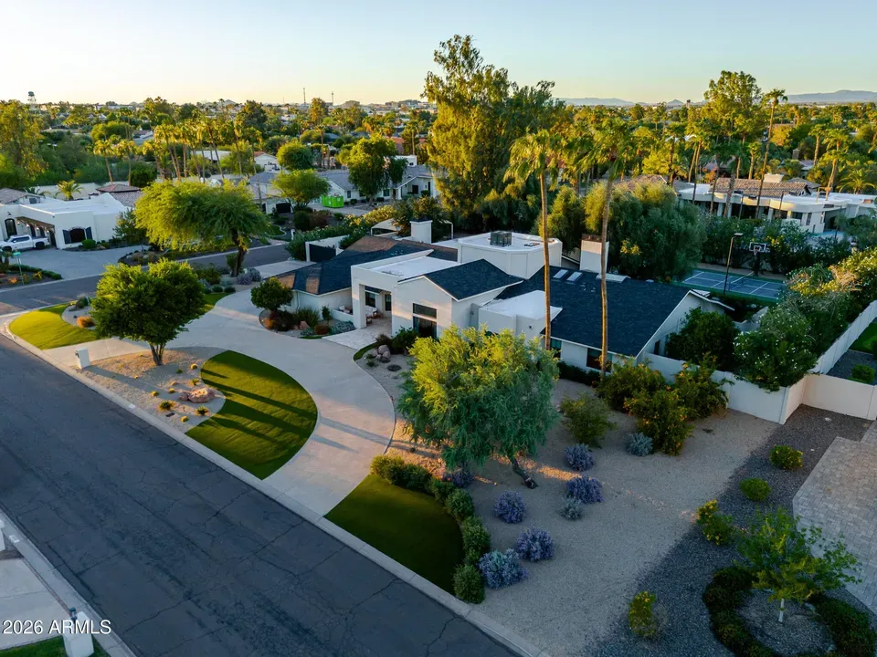 5 Bed 4 Bath Traditional Suburban Family Home in Scottsdale, AZ - 2