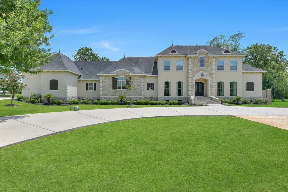 5 Bed 5 Bath Established Contemporary Home in Pearland, TX - 1