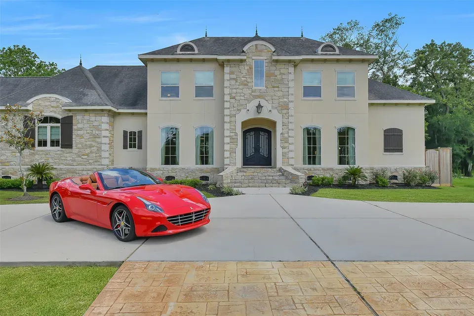 5 Bed 5 Bath Established Contemporary Home in Pearland, TX - 2