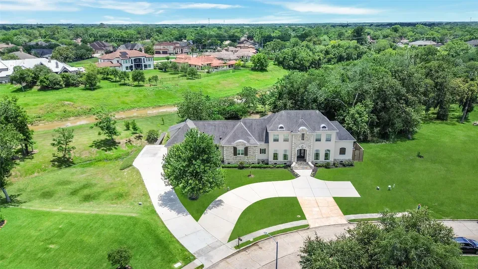 5 Bed 5 Bath Established Contemporary Home in Pearland, TX - 3