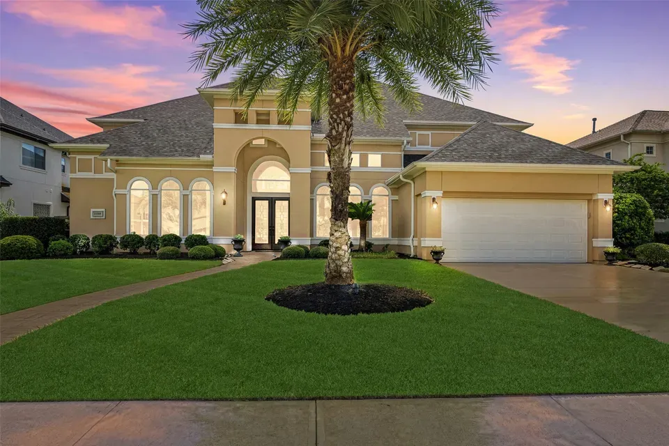5 Bed 5 Bath Established Contemporary Home in Pearland, TX - 1