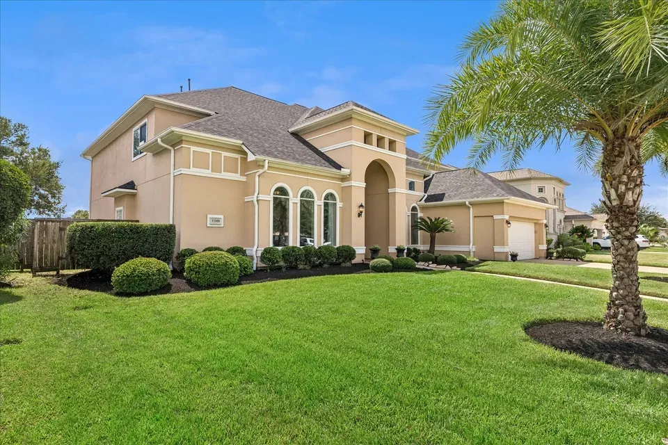 5 Bed 5 Bath Established Contemporary Home in Pearland, TX - 2