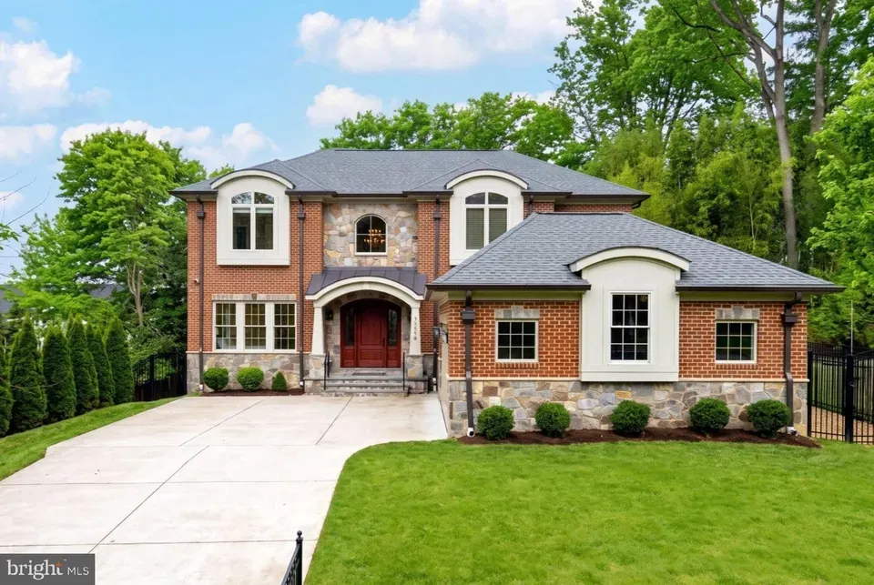 5 Bed 5 Bath Modern Architectural Estate in Bethesda, MD