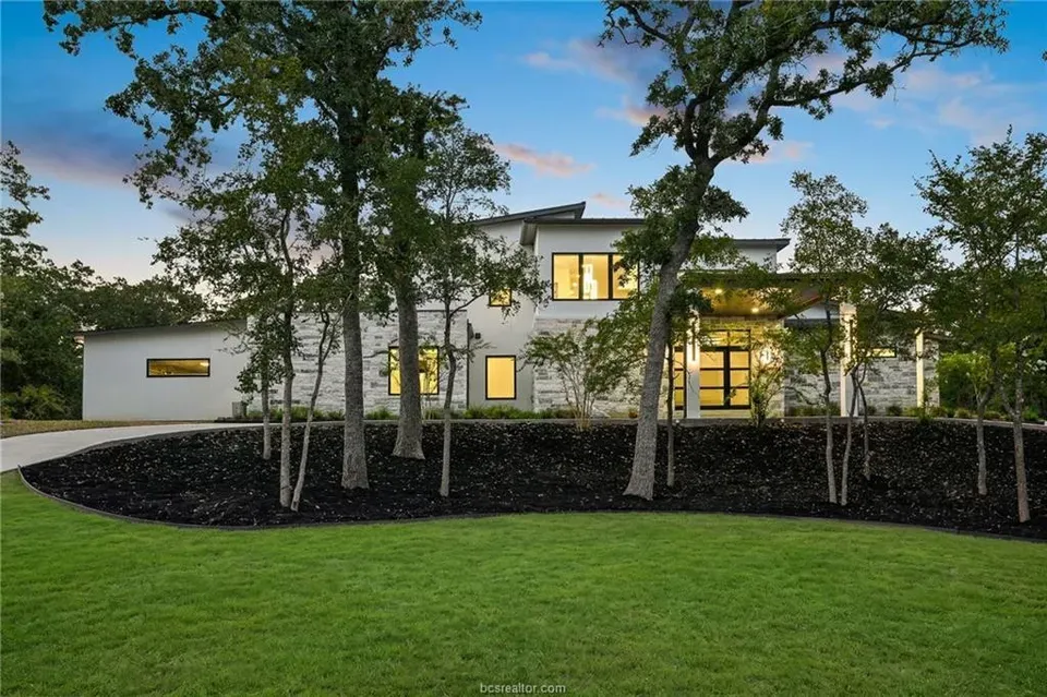 5 Bed 5 Bath Modern Architectural Estate in College Station, TX