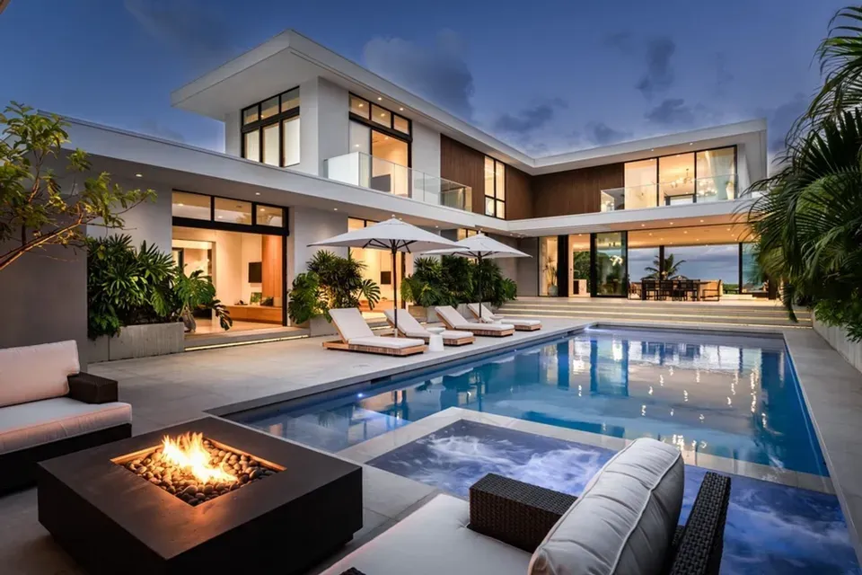 5 Bed 5 Bath Modern Contemporary Residence in Kailua, HI