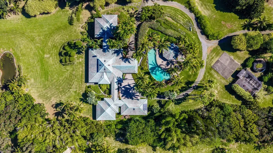5 Bed 5 Bath Modern Contemporary Residence in Maui, HI