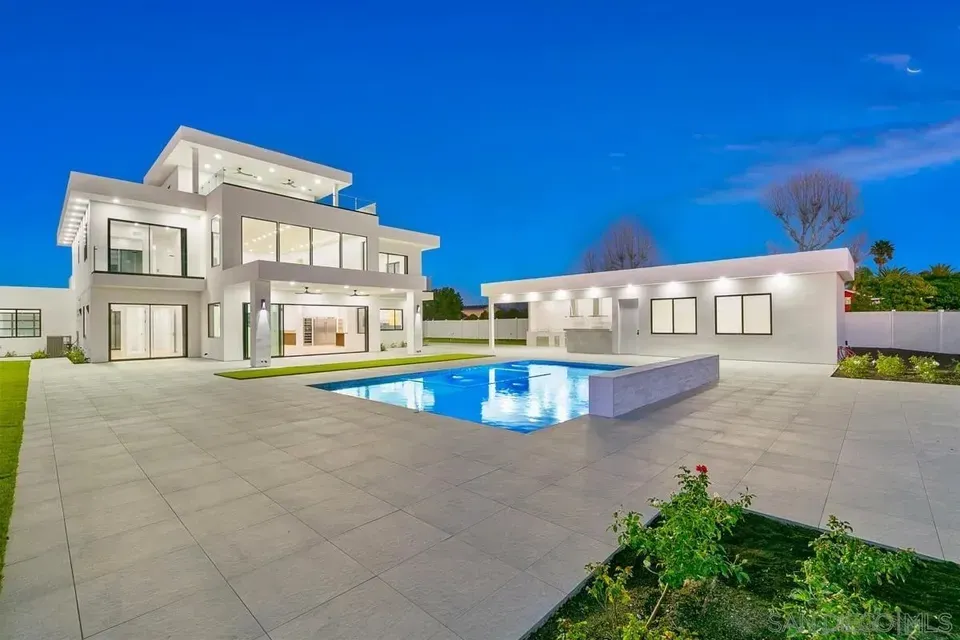 5 Bed 5 Bath Modern Contemporary Residence in Temecula, CA