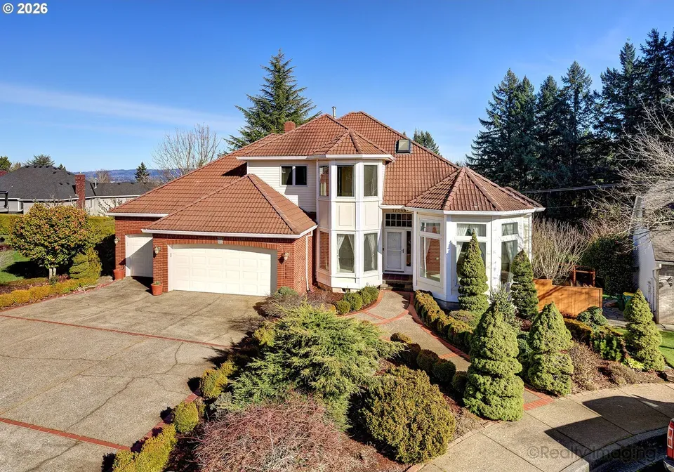 5 Bed 5 Bath Traditional Suburban Family Home in Beaverton, OR