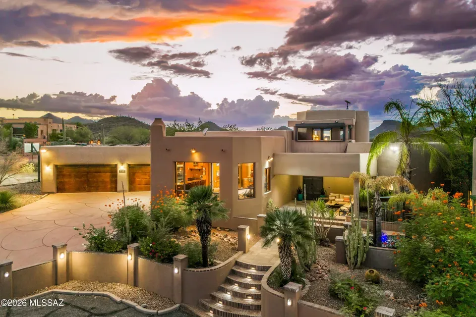 5 Bed 5 Bath Traditional Suburban Family Home in Tucson, AZ