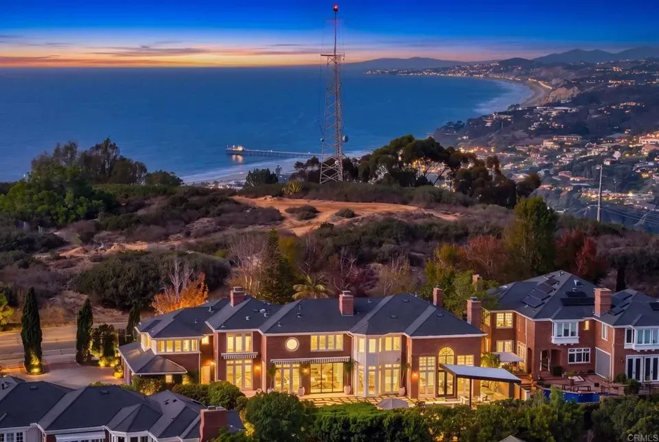 5 Bed 6 Bath Traditional Suburban Family Home in San Diego, CA - 1
