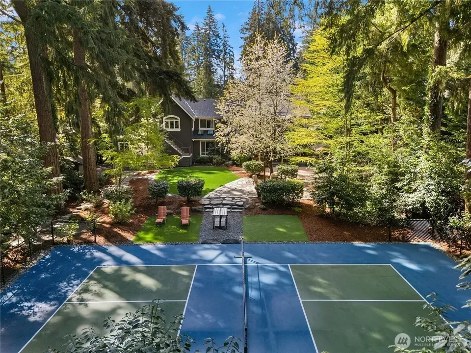 6 Bed 1 Bath Traditional Suburban Family Home in Bellevue, WA