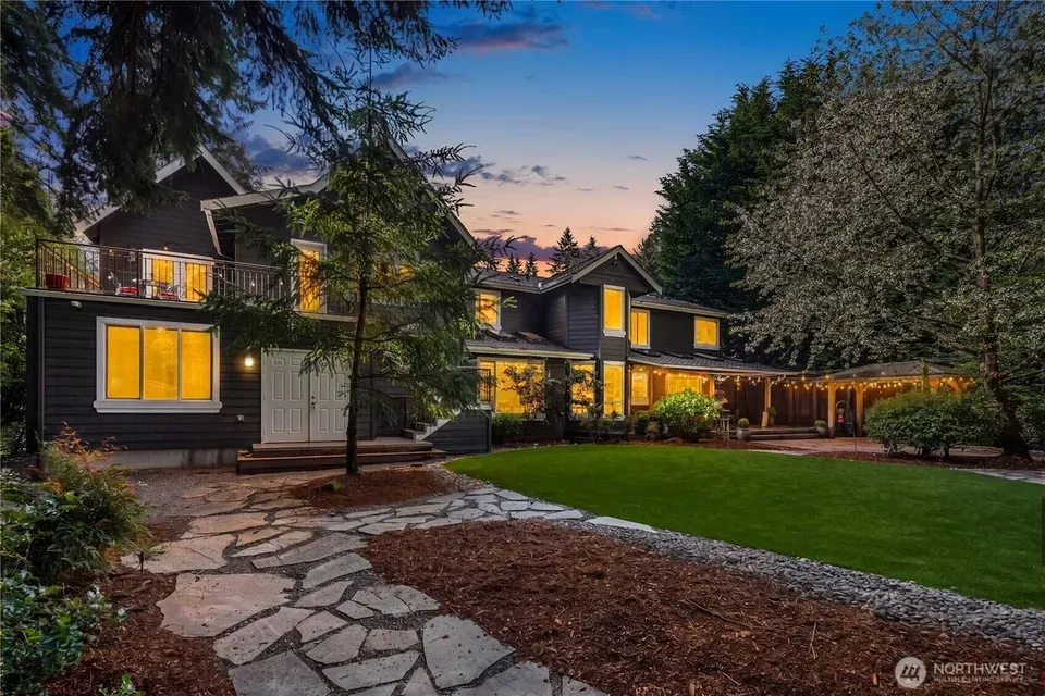 6 Bed 1 Bath Traditional Suburban Family Home in Bellevue, WA - 2