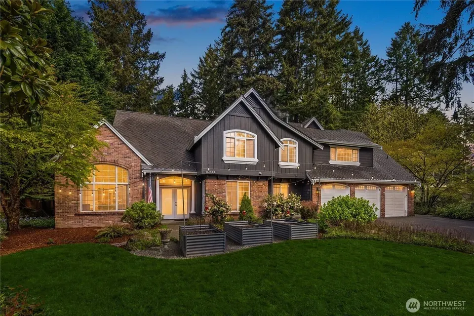 6 Bed 1 Bath Traditional Suburban Family Home in Bellevue, WA - 3