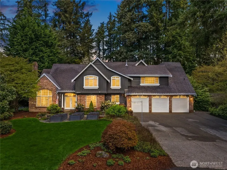 6 Bed 1 Bath Traditional Suburban Family Home in Bellevue, WA - 4