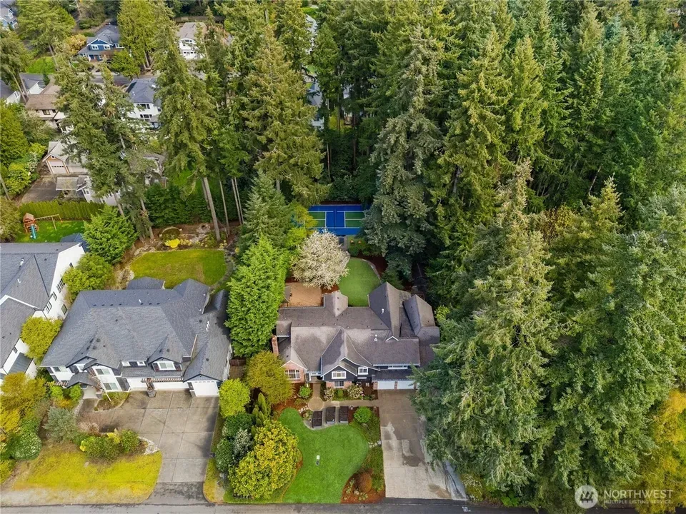 6 Bed 1 Bath Traditional Suburban Family Home in Bellevue, WA - 5