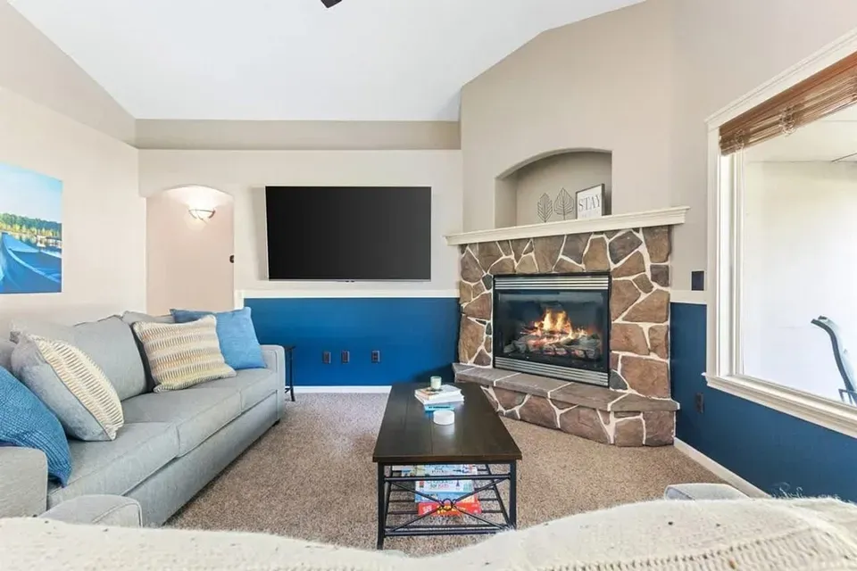 6 Bed 2 Bath Contemporary High-Rise Condo in Meridian, ID - 3