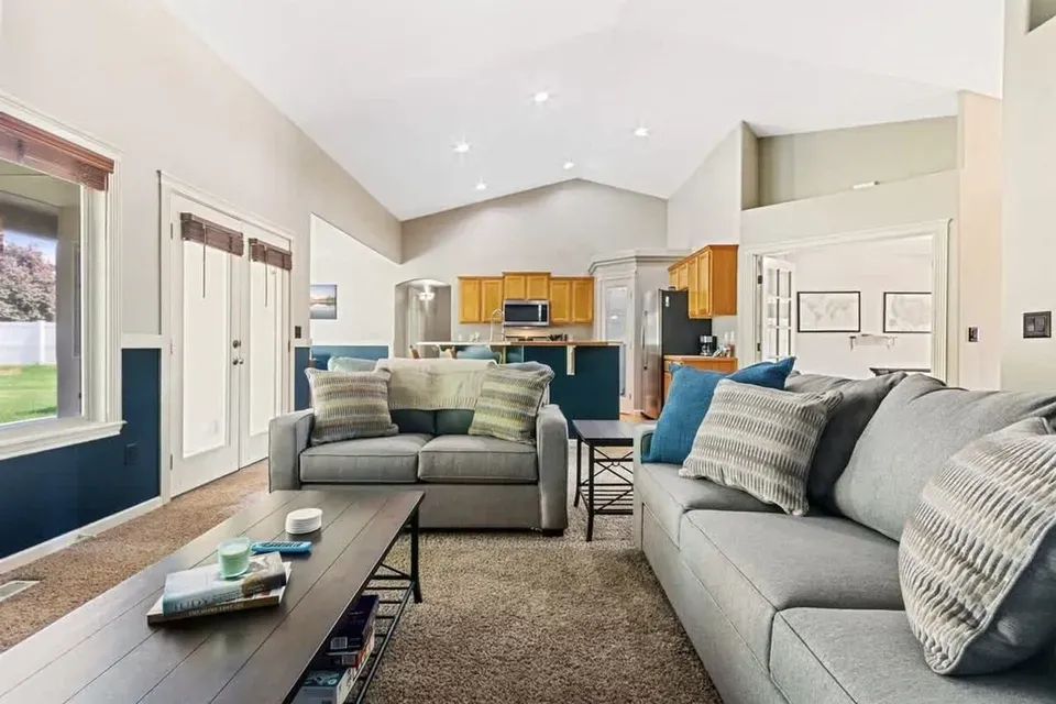 6 Bed 2 Bath Contemporary High-Rise Condo in Meridian, ID - 4