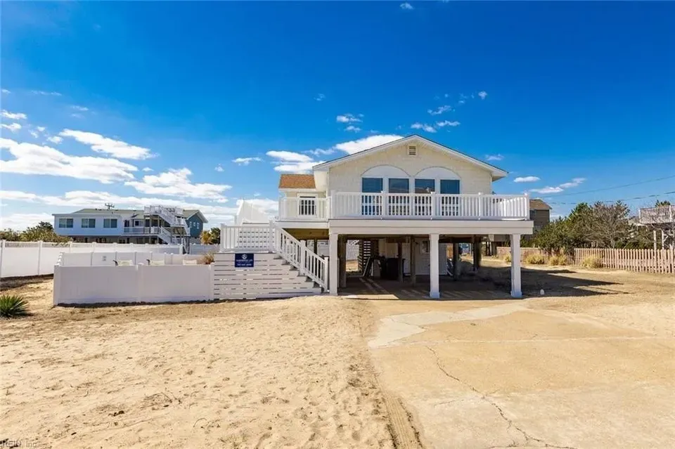 6 Bed 2 Bath Established Mid-Century Residence in Virginia Beach, VA