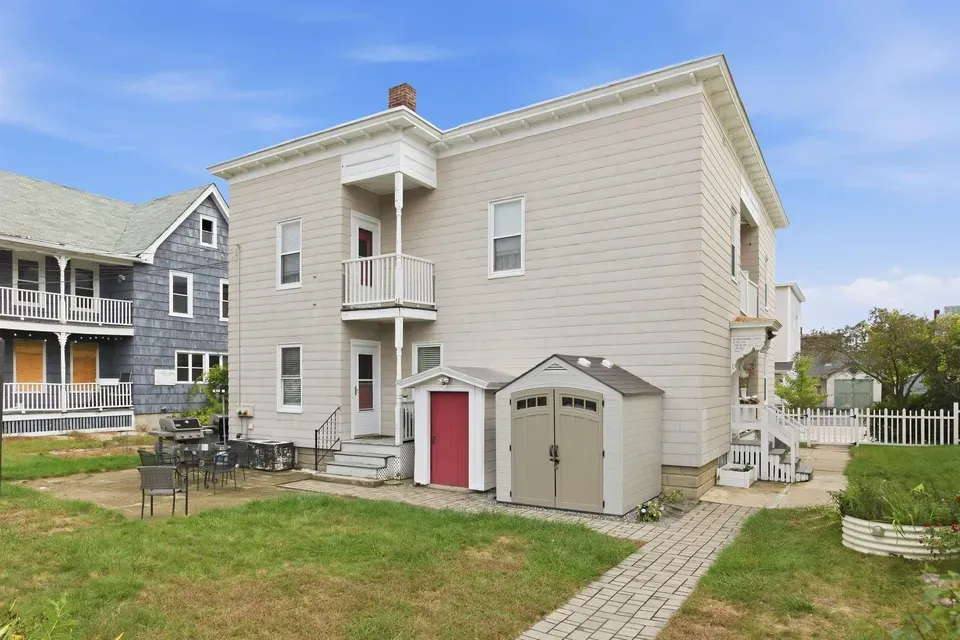 6 Bed 2 Bath Multi-Unit Residential Property in Manchester, NH - 4
