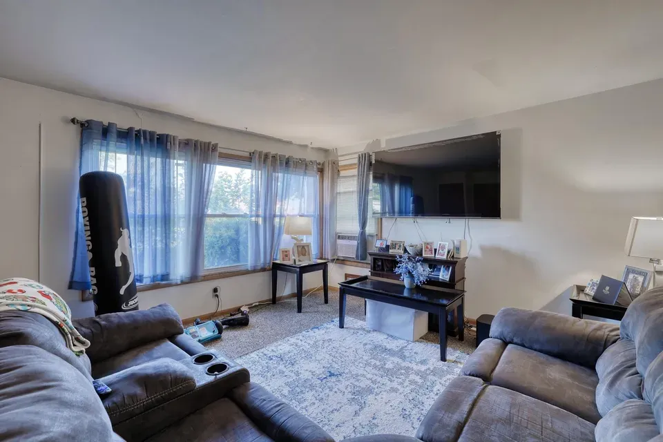 6 Bed 2 Bath Multi-Unit Residential Property in Milwaukee, WI - 4