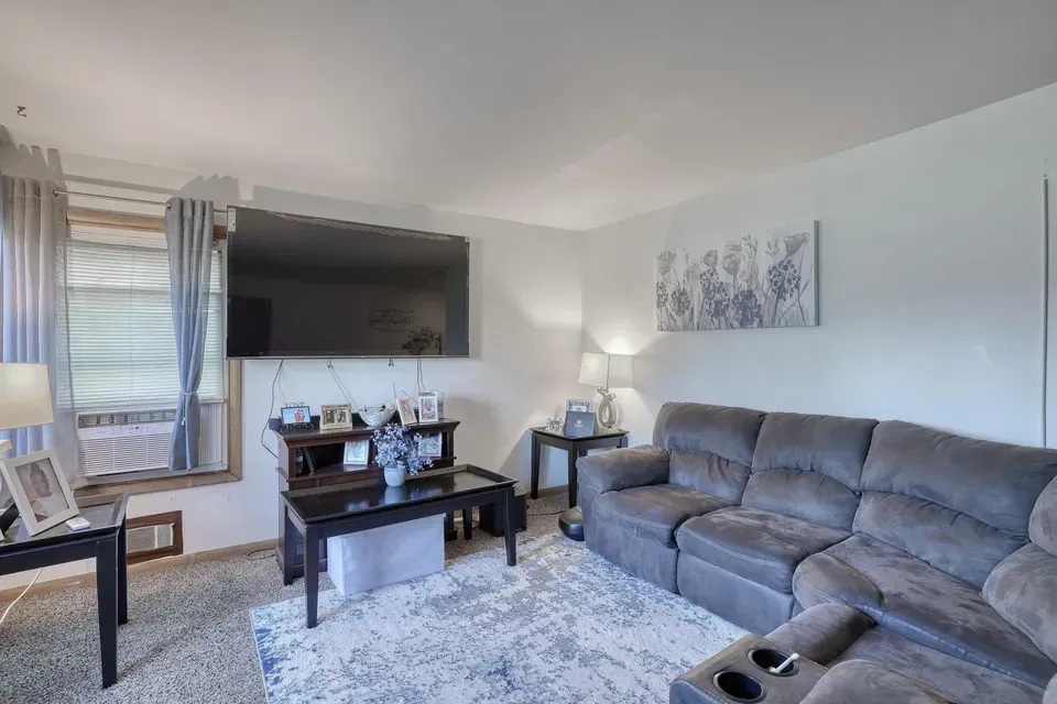 6 Bed 2 Bath Multi-Unit Residential Property in Milwaukee, WI - 5