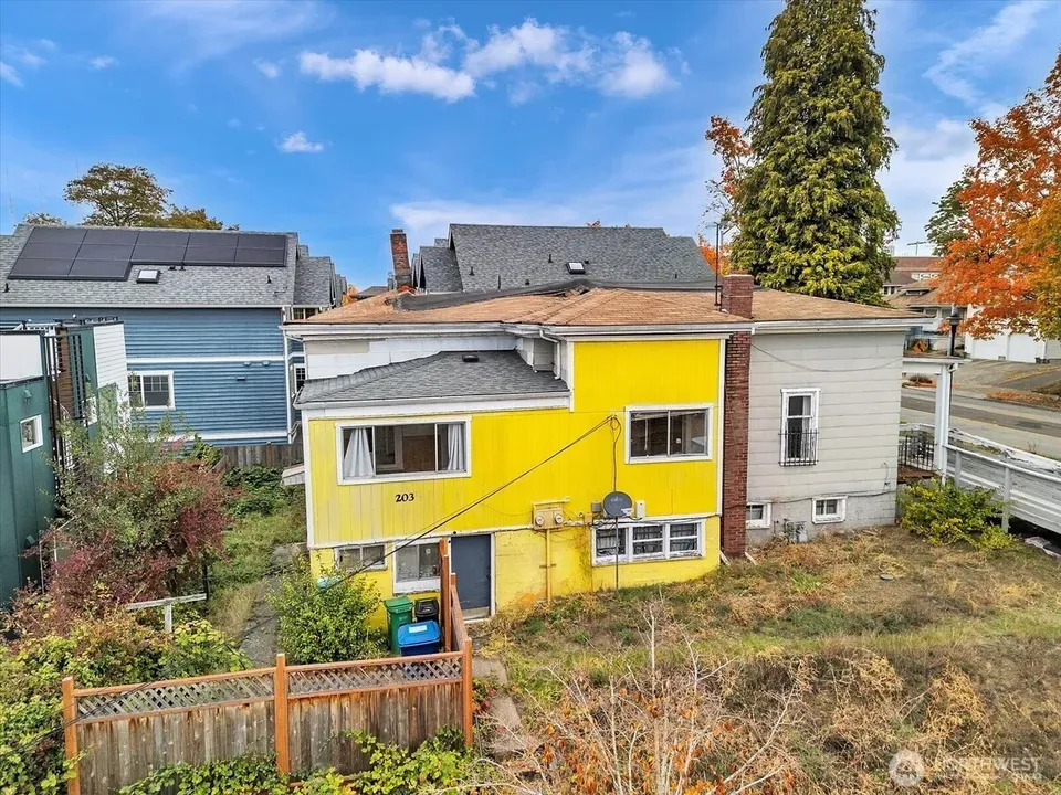 6 Bed 2 Bath Multi-Unit Residential Property in Seattle, WA - 2