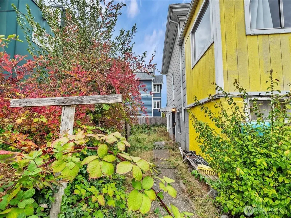 6 Bed 2 Bath Multi-Unit Residential Property in Seattle, WA - 4