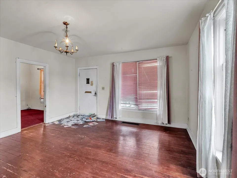 6 Bed 2 Bath Multi-Unit Residential Property in Seattle, WA - 5