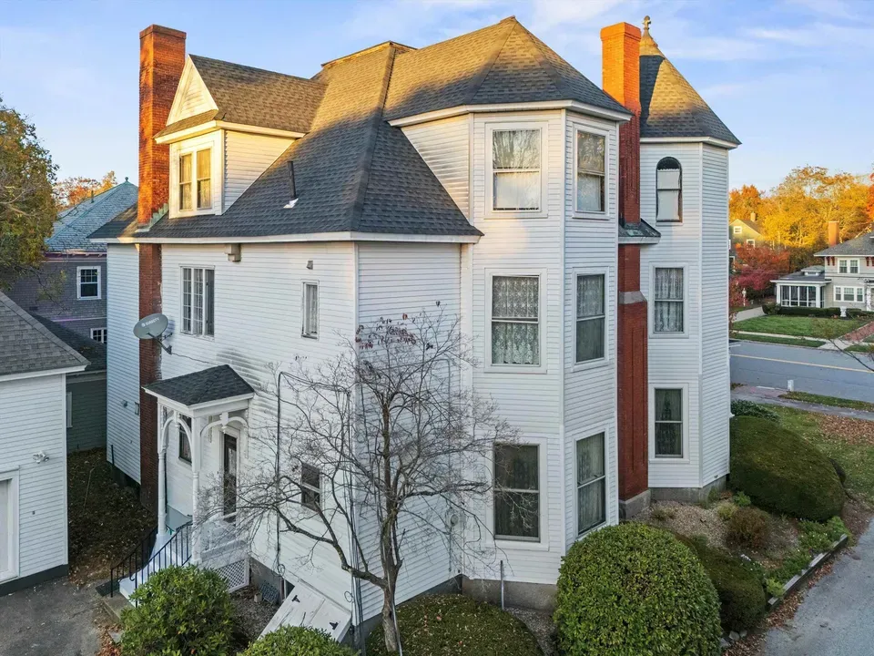 6 Bed 3 Bath Classic Historic Era Home in Manchester, NH - 2
