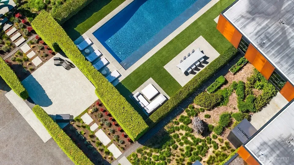 6 Bed 3 Bath Established Contemporary Home in Bellevue, WA - 4