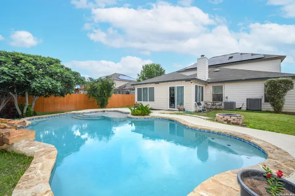6 Bed 3 Bath Established Contemporary Home in New Braunfels, TX - 1