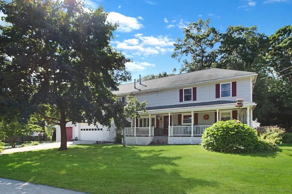 6 Bed 3 Bath Established Mid-Century Residence in Nashua, NH - 2