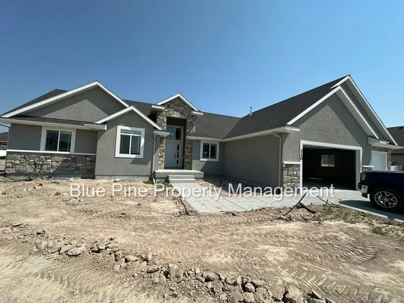 6 Bed 3 Bath Modern Contemporary Residence in Idaho Falls, ID - 1