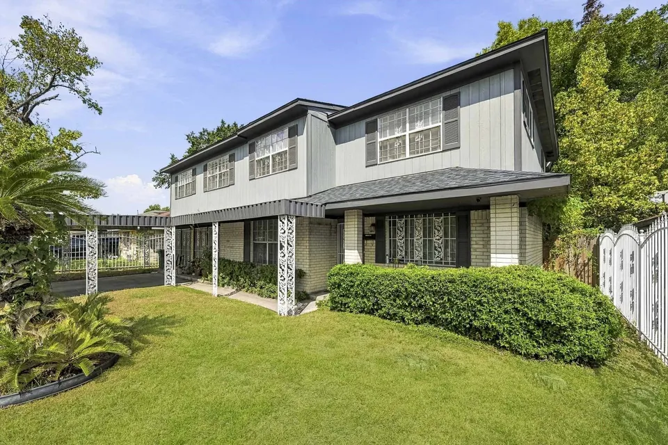6 Bed 3 Bath Modern Farmhouse in Houston, TX