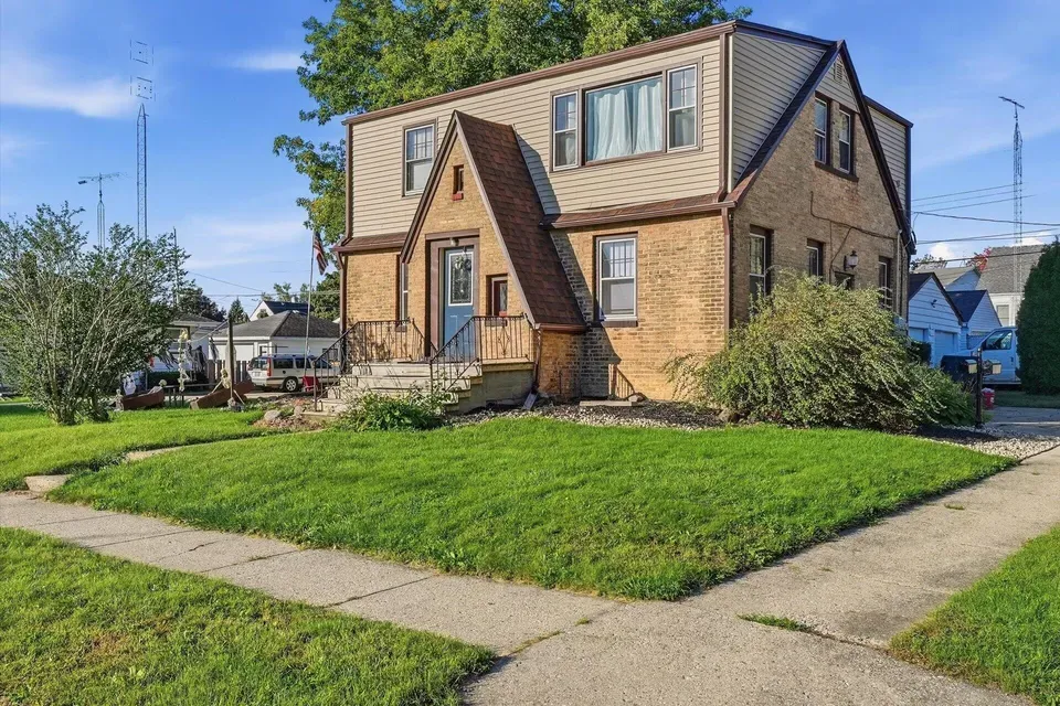 6 Bed 3 Bath Multi-Unit Residential Property in Kenosha, WI - 2