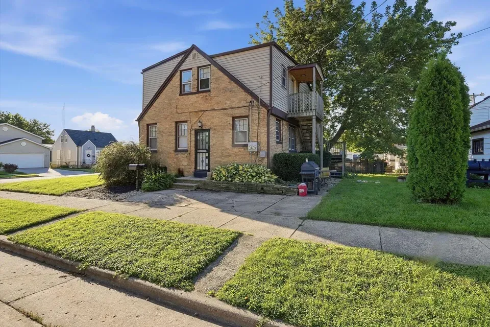 6 Bed 3 Bath Multi-Unit Residential Property in Kenosha, WI - 3