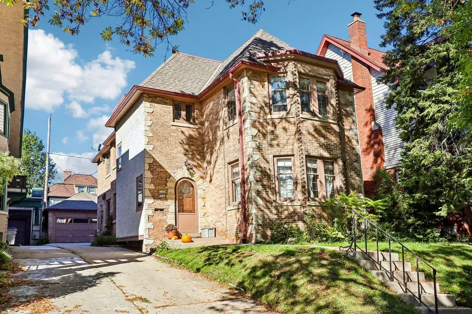 6 Bed 3 Bath Multi-Unit Residential Property in Milwaukee, WI - 2