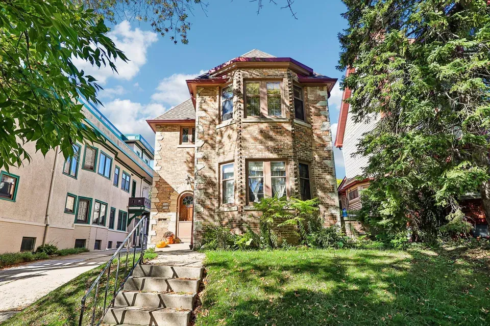 6 Bed 3 Bath Multi-Unit Residential Property in Milwaukee, WI - 3
