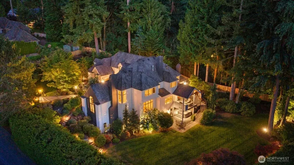 6 Bed 3 Bath Traditional Suburban Family Home in Bellevue, WA - 2