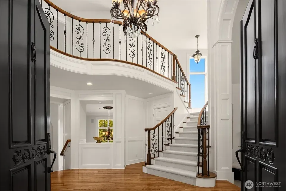 6 Bed 3 Bath Traditional Suburban Family Home in Bellevue, WA - 3