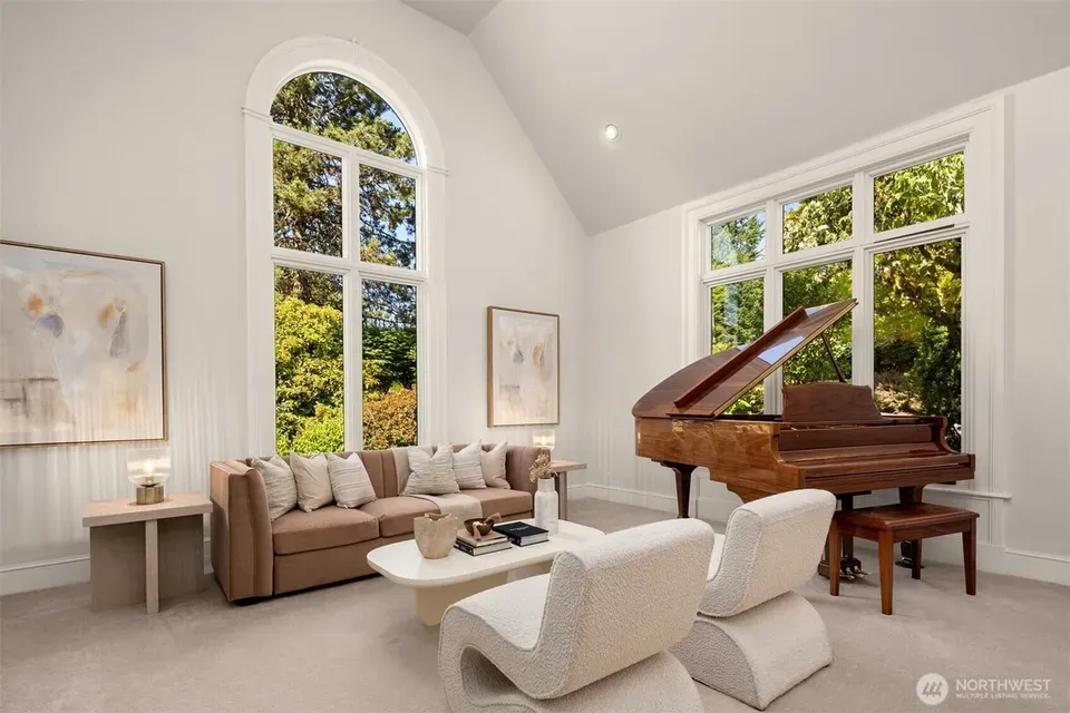 6 Bed 3 Bath Traditional Suburban Family Home in Bellevue, WA - 5