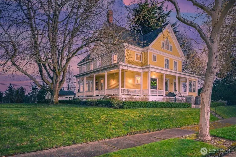 6 Bed 4 Bath Classic Historic Era Home in Seattle, WA - 2