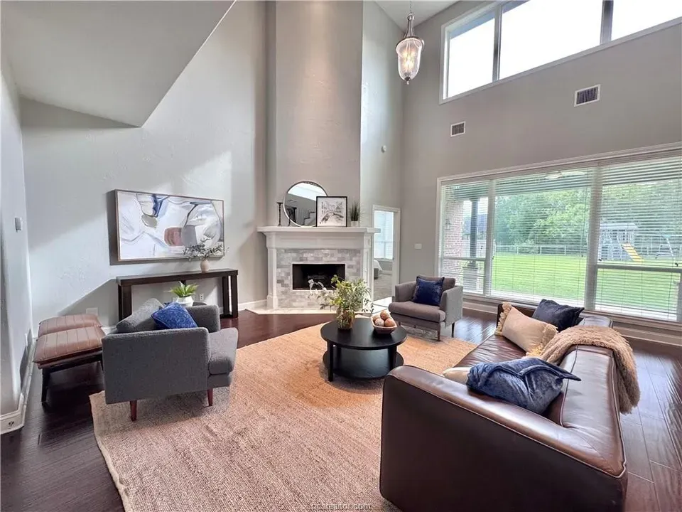6 Bed 4 Bath Established Contemporary Home in College Station, TX - 3
