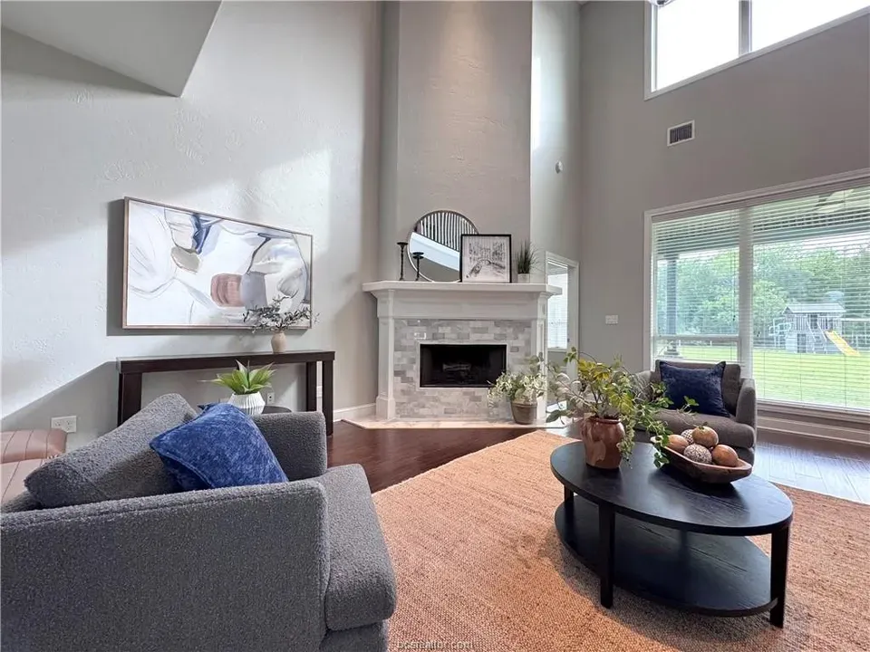 6 Bed 4 Bath Established Contemporary Home in College Station, TX - 4