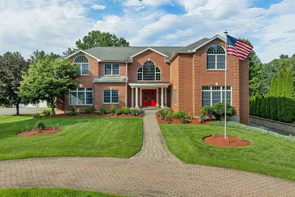 6 Bed 4 Bath Established Contemporary Home in Nashua, NH - 1