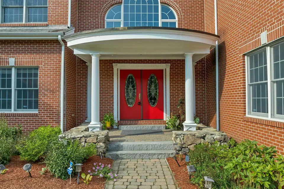 6 Bed 4 Bath Established Contemporary Home in Nashua, NH - 2